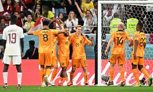 Soccer Football - FIFA World Cup Qatar 2022 - Group A - Netherlands v Qatar - Al Bayt Stadium, Al Khor, Qatar - November 29, 2022 Netherlands' Frenkie de Jong celebrates scoring their second goal with teammates REUTERS/Alberto Lingria