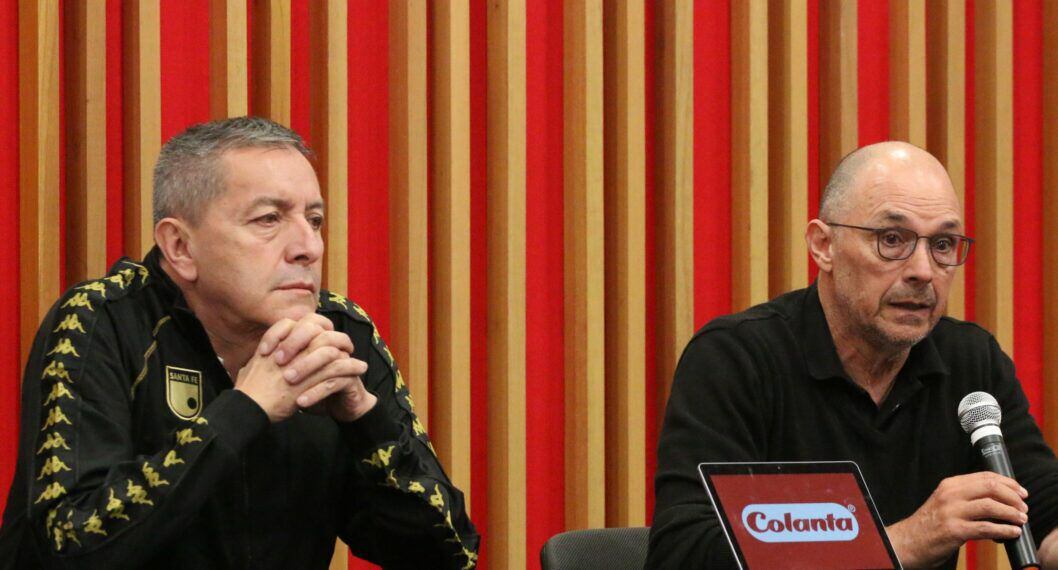 El presidente Eduardo Méndez junto al actual técnico Alfredo Arias. Foto: Independiente Santa Fe.