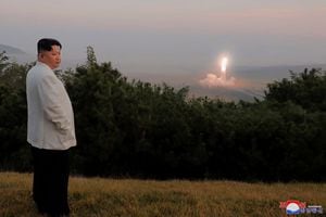El líder de Corea del Norte, Kim Jong Un, supervisa el lanzamiento de un misil en un lugar no revelado en Corea del Norte.