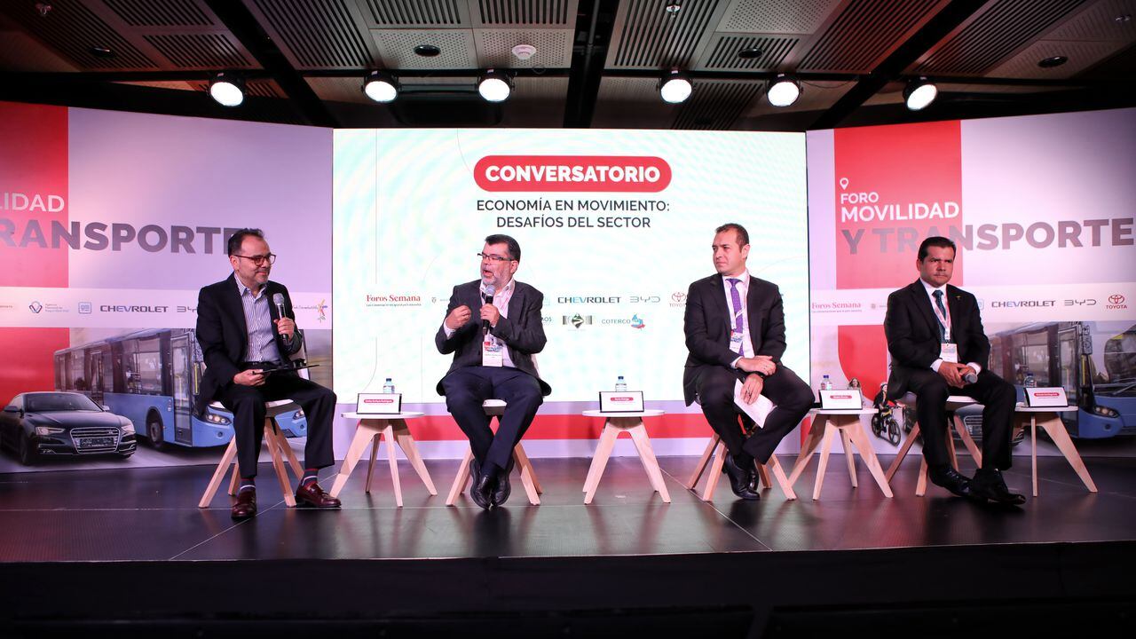 Carlos Enrique Rodríguez, subdirector general de SEMANA Darío Hidalgo, profesor e investigador de transporte de la Universidad Javeriana; Nicolas Rincón, director de Infraestructura y Energía Sostenible del DNP OK y Orlando Santiago Cely, gerente general de TransMilenio