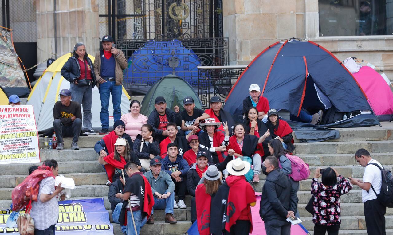 ASOINCA Indígenas y profesores provenientes del departamento del Cauca intentaron entrar a la fuerza al Congreso de la República  y se mantienen en la entrada del Congreso
Bogota feb 8 del 2023
Foto Guillermo Torres Reina / Semana