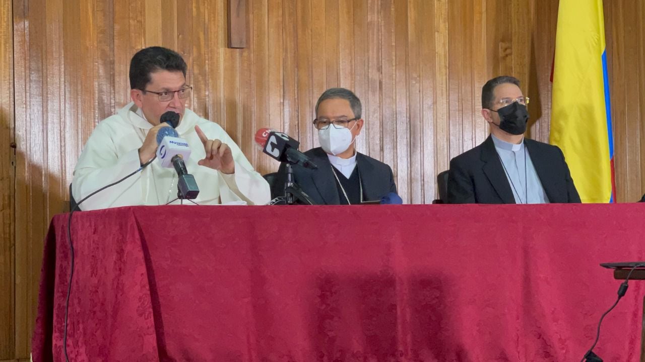Monseñor Omar Sánchez, arzobispo de Popayán y vicepresidente de la CEC; monseñor Luis José Rueda Aparicio, arzobispo de Bogotá y presidente de la CEC, y monseñor Luis Manuel Alí, obispo auxiliar de Bogotá y secretario general de la CEC.