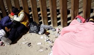 Varios inmigrantes protestan en toda la frontera entre México y Estados Unidos
