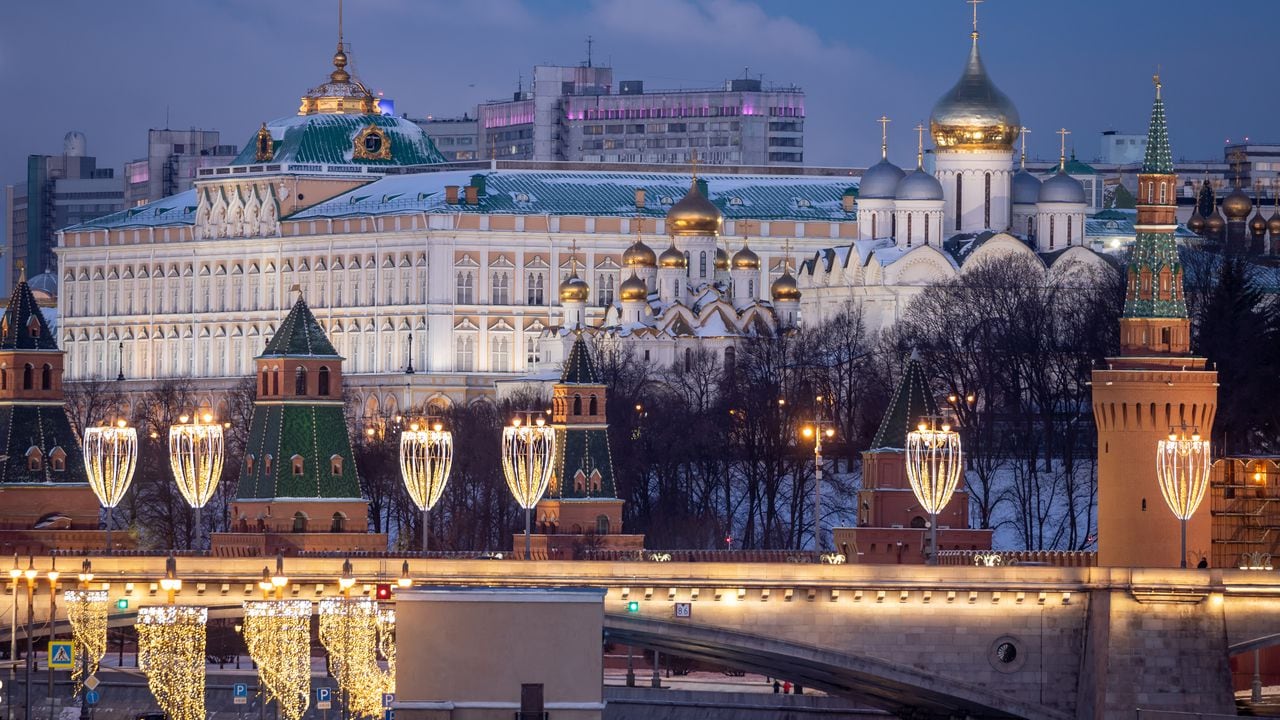 El Gran Palacio es el edificio más grande del milenario kremlin, que en ruso significa 'fortaleza dentro de la ciudad'. Data de 1849, tiene 25.000 metros cuadrados y 700 habitaciones.