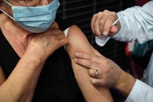 En esta foto de archivo tomada el 2 de marzo de 2021, una anciana recibe una dosis de la vacuna Pfizer-BioNtech Covid-19, en un centro de vacunación en Garlan, oeste de Francia.  (Foto de Fred TANNEAU / AFP)