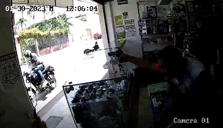 El vendedor se enfrentó al ladrón para evitar el robo.