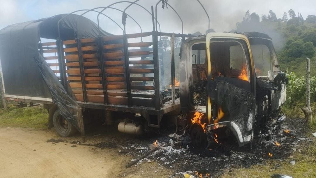 Atención: grupos armados habrían quemado un camión en Baraya, Huila, donde se movilizaban militares.
