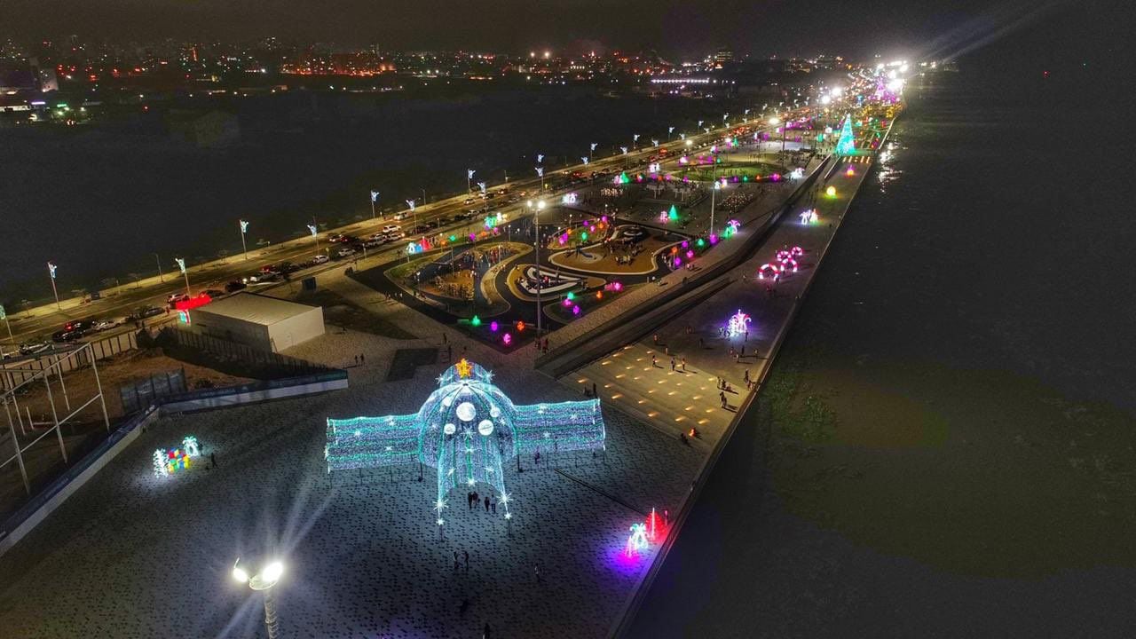 Imagen de la iluminación del año 2019 del Gran Malecón del Río, en Barranquilla.