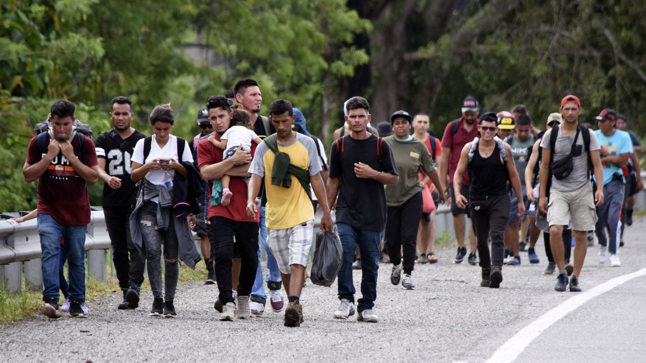 Miles de migrantes, en su mayoría venezolanos, cruzan México en busca de llegar a Estados Unidos. (Photo by AFP)