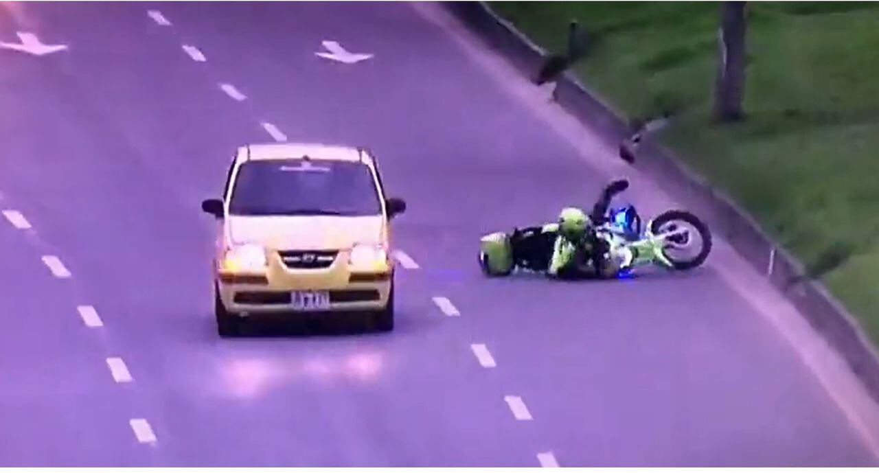Se evidencia como uno de esos vehículos de transporte público embiste y tumba al suelo a un policía que se movilizaba en una motocicleta.