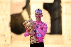 Brazos en alto para Pogačar, fulminante ganador del Giro de Italia.