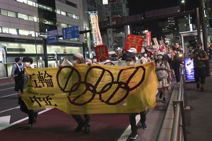 Los manifestantes piden la cancelación de los Juegos Olímpicos de Tokio que comenzarán en 30 días, cerca del edificio del Gobierno Metropolitano de Tokio el miércoles 23 de junio de 2021 en Tokio. Foto: AP / Kantaro Komiya