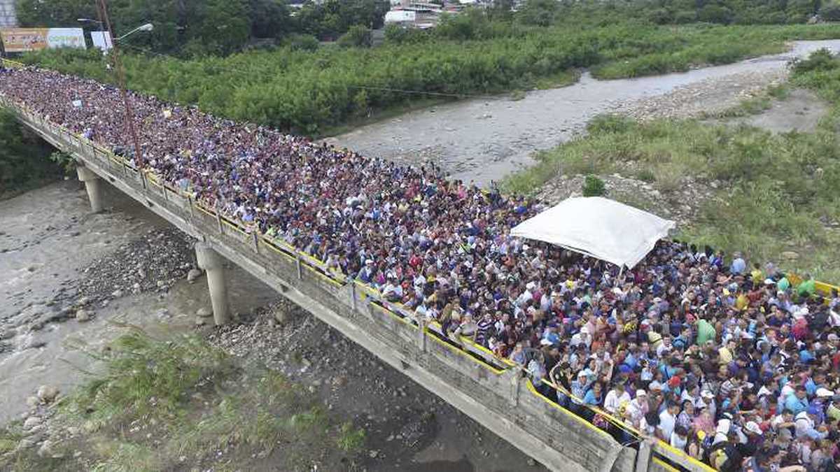 La situación de desabastecimiento que vive el país vecino llevó a que más de 200.000 personas cruzaran la frontera el fin de semana pasado en busca de víveres y medicinas.