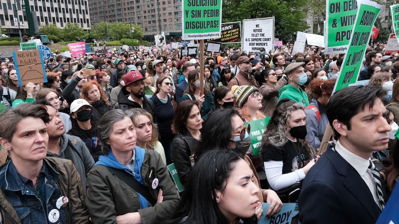 Manifestantes en Nueva York se muestran a favor del derecho de abortar.
