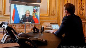 El presidente francés, Emmanuel Macron, hablando con su homólogo ruso, Vladimir Putin.