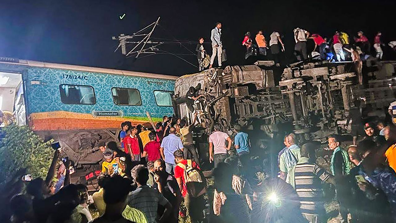 Los rescatistas trabajan en el sitio de los trenes de pasajeros que descarrilaron en el distrito de Balasore, en el estado de Orissa, en el este de India, el viernes 2 de junio de 2023. Dos trenes de pasajeros descarrilaron en India, matando al menos a 13 personas y atrapando a cientos más