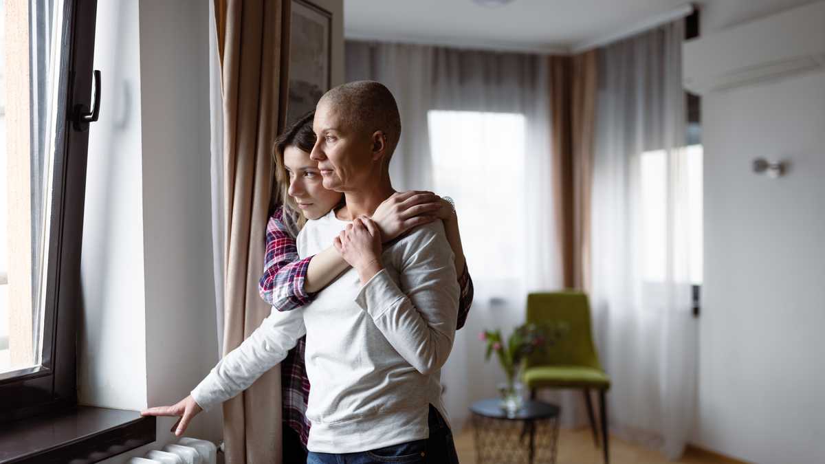 Mujer con cáncer acompañada por su hija.