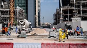 Primero de noviembre de 2022, Qatar, Doha: Trabajadores de la construcción practican obras viales en Qatar. Foto: Britta Pedersen/dpa (Foto de Britta Pedersen/Picture Alliance vía Getty Images)