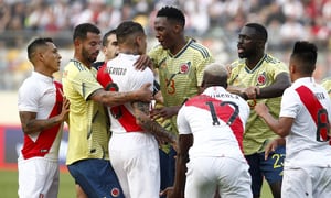 LIMA, PERU - JUNE 09: Yerry Mina of Colombia argues with Paolo Guerrero of Peru during a friendly match between Peru and Colombia at Estadio Monumental de Lima on June 9, 2019 in Lima, Peru. (Photo by Leonardo Fernandez/Getty Images)