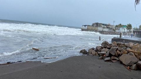 Una vista del mar 'embravecido' a lo largo de una playa, después de que el huracán Hilary aumentara de categoría.