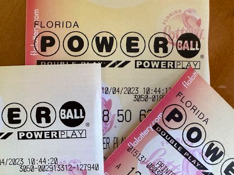 En esta imagen de archivo, boletos de la lotería Powerball dispuestos para una fotografía, el 4 de octubre de 2023, en Surfside, Florida. (AP Foto/Wilfredo Lee, archivo)