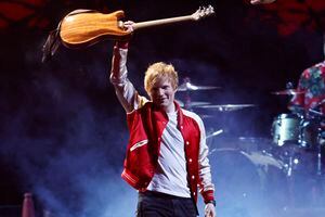 Ed Sheeran actúa en los Brit Awards en el O2 Arena de Londres. Foto 2022 REUTERS/Peter Cziborra