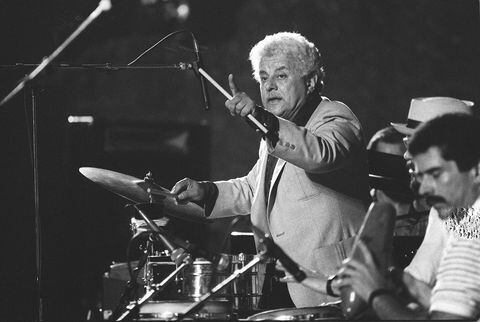 Tito Puente, de quien se cumplieron 100 años de natalicio este 20 de abril, durante un concierto en 1983.