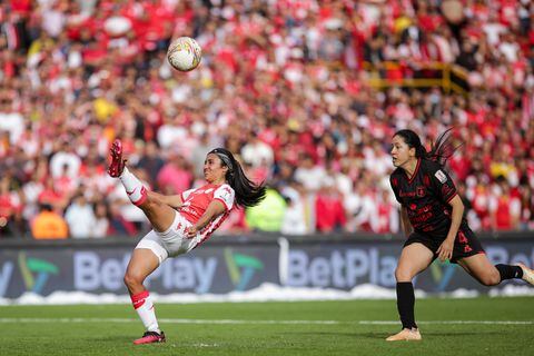Imagen del partido de ida de la Final de la Liga Femenina 2023, entre Independiente Santa Fe y América de Cali, en el estadio El Campín de Bogotá.