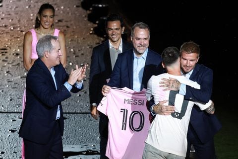 Messi abraza a uno de los dueños de su nuevo equipo, el Inter Miami, el inglès David Beckham.