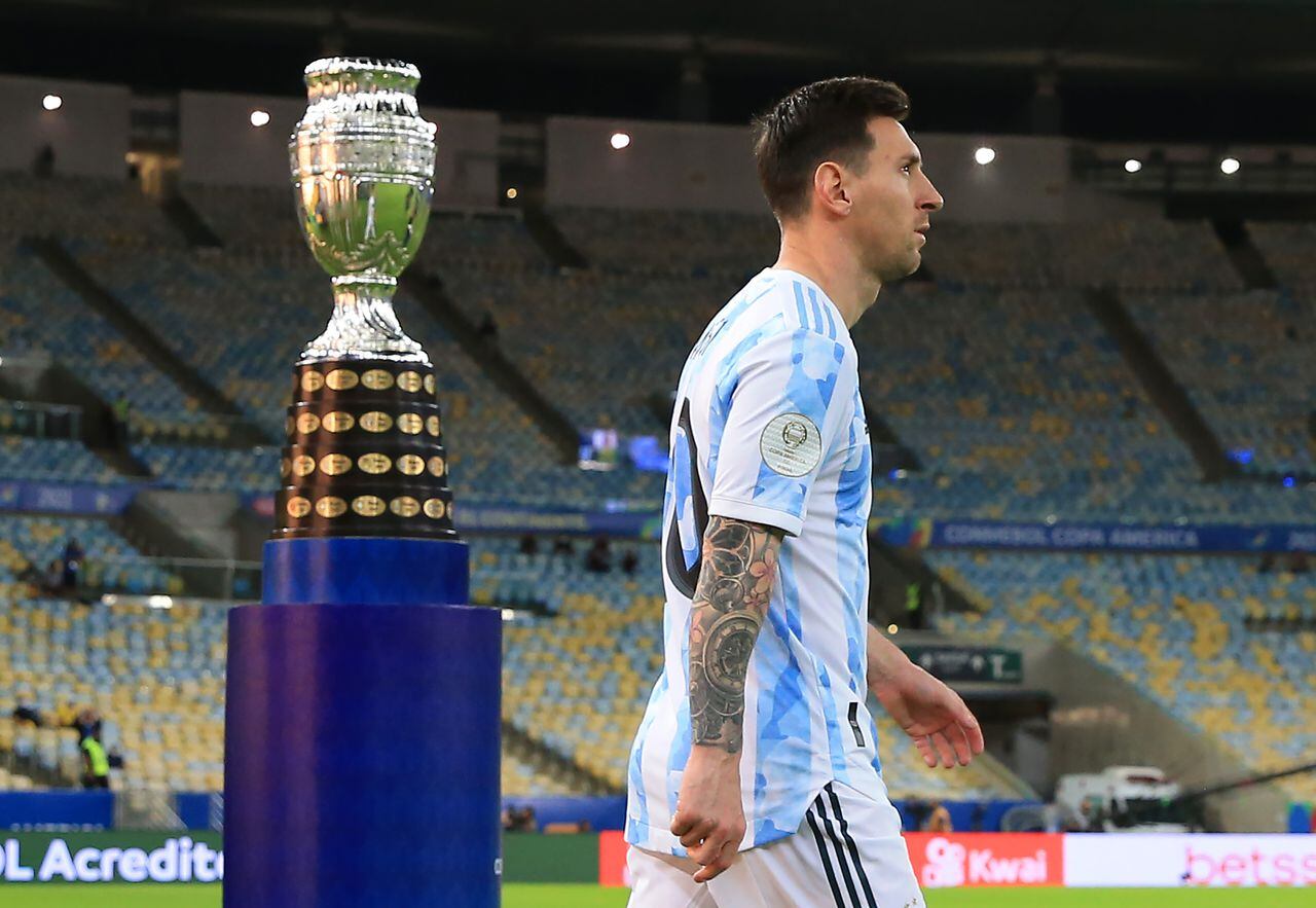RIO DE JANEIRO, BRAZIL - JULY 10: Lionel Messi of Argentina enters the pitch as he passes next to the trophy prior to the final of Copa America Brazil 2021 between Brazil and Argentina at Maracana Stadium on July 10, 2021 in Rio de Janeiro, Brazil. (Photo by Buda Mendes/Getty Images)