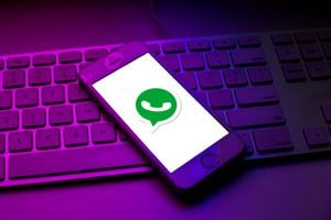 ESPAÑA - 2021/10/13: En esta ilustración fotográfica se muestra un logotipo de WhatsApp en un smartphone encima de un teclado de ordenador. (Ilustración fotográfica de Thiago Prudêncio/SOPA Images/LightRocket vía Getty Images)