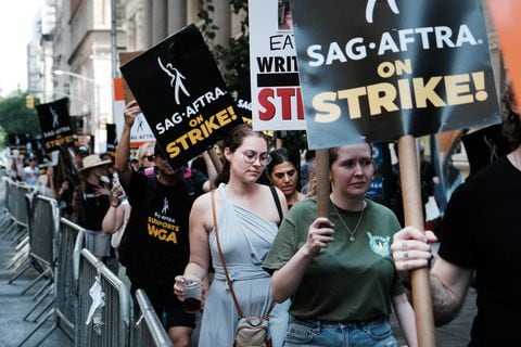 Miembros del sindicato de actores SAG-AFTRA hacen un piquete con guionistas frente a la oficina de Netflix en Nueva York el primer día de la huelga de actores el 14 de julio de 2023 en la ciudad de Nueva York.