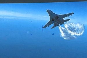 Un avión militar ruso Su-27 descarga combustible mientras vuela hacia un avión no tripulado MQ-9 de inteligencia, vigilancia y reconocimiento de la Fuerza Aérea de EE. UU., 