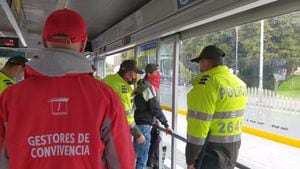 Gestores de convivencia y Policía haciendo patrullaje en las estaciones de TransMilenio.