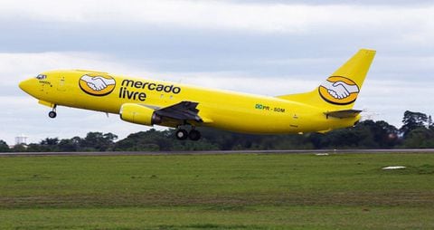 Mercado Libre dio a conocer su nueva flota de aviones, una estrategia logística que busca hacer más eficientes los envíos y que se enmarca en un plan de inversiones en Brasil de hasta US$694 millones.