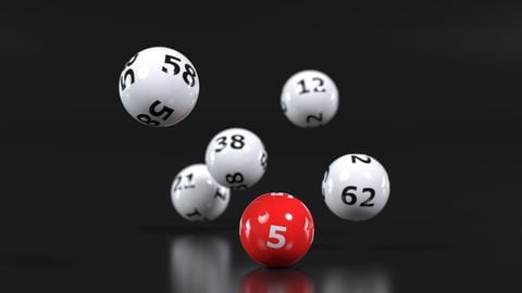 Caída de bolas de lotería con números aleatorios.