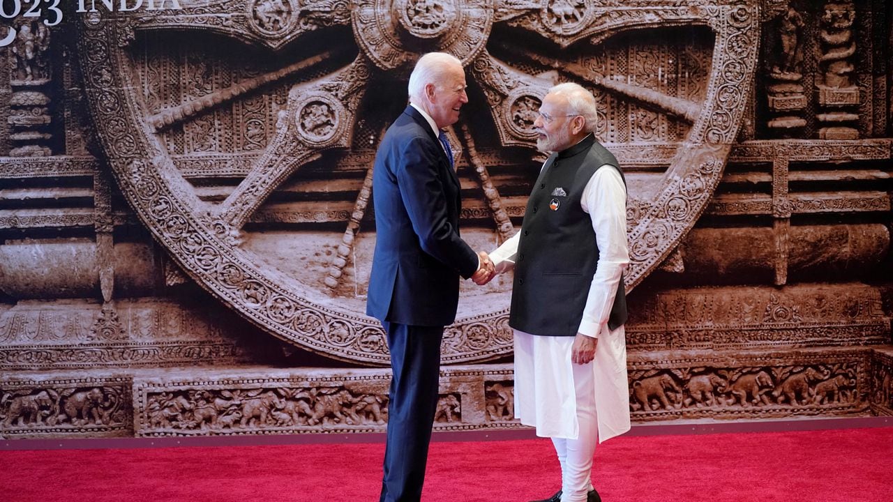 El primer ministro de la India, Narendra Modi, da la bienvenida al presidente de los Estados Unidos, Joe Biden a su llegada a la cumbre del G20.