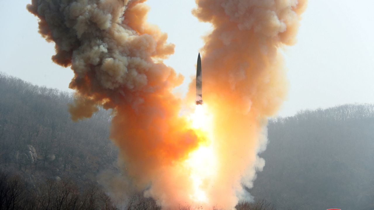 Una vista muestra un misil disparado por el ejército de Corea del Norte en un lugar no revelado en esta imagen publicada por la Agencia Central de Noticias de Corea del Norte (KCNA) el 20 de marzo de 2023.