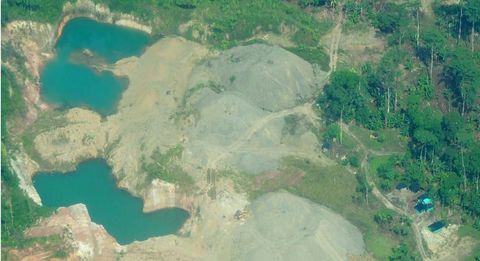 Explotación de oro de aluvión en tierra, Magüí Payán (Nariño).