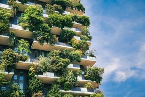 Rascacielos futurista verde Bosco Verticale, edificio de apartamentos de bosque vertical con jardines en los balcones. Arquitectura sostenible moderna en el distrito de Porta Nuova, Milán, Italia.