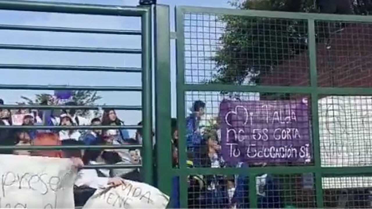 Dos días de protestas completan los padres de menores que denuncian acoso por parte de los profesores del plantel educativo Venecia Nuevo Muzú
