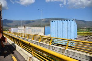En el lado venezolano del puente Tienditas persiste contenedores que bloquean el paso