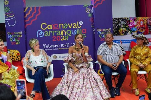 En el centro, Melissa Cure, reina del Carnaval de Barranquilla