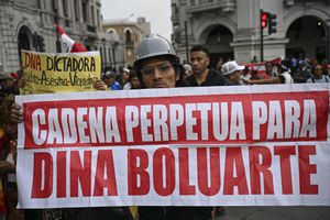 Miles de manifestantes marcharon el jueves en Perú, exigiendo la renuncia de la presidenta Dina Boluarte, el con motivo del primer año desde su llegada al poder tras la destitución del izquierdista Pedro Castillo por su fallido intento de disolver el Congreso. (Foto de Ernesto BENAVIDES/AFP)