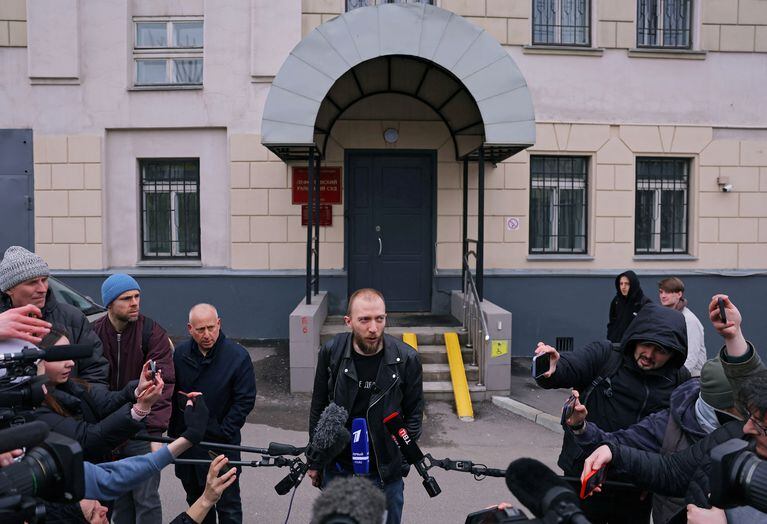 Daniil Berman, abogado del reportero del Wall Street Journal Evan Gershkovich, detenido bajo sospecha de espionaje, habla con los periodistas frente a un edificio judicial en Moscú, Rusia