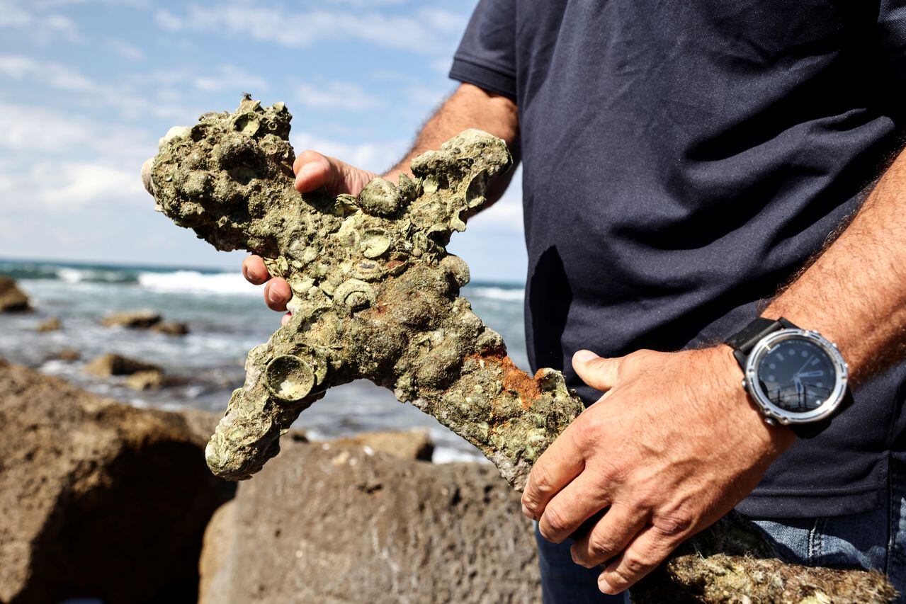 Imagen de la espada cruzada hallada en el fondo marino de la costa de Israel