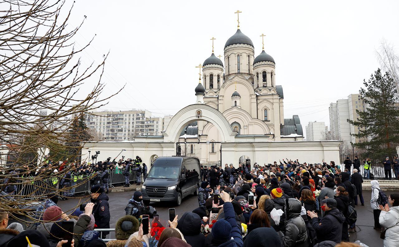 Un coche fúnebre, que supuestamente transporta un ataúd con el cuerpo del político opositor ruso Alexei Navalny, está estacionado afuera de la iglesia Soothe My Sorrows antes de un funeral y una ceremonia de despedida en Moscú, Rusia, el 1 de marzo de 2024.