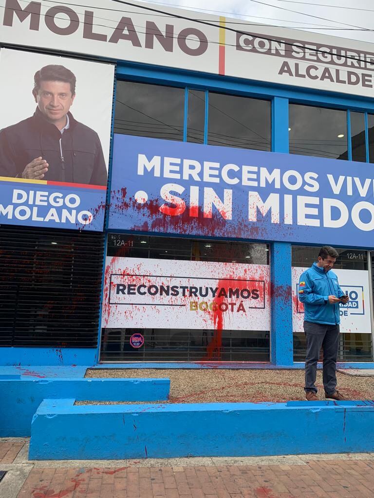 Simularon sangre regada sobre la fachada de la sede de campaña del candidato a la Alcaldía de Bogotá.