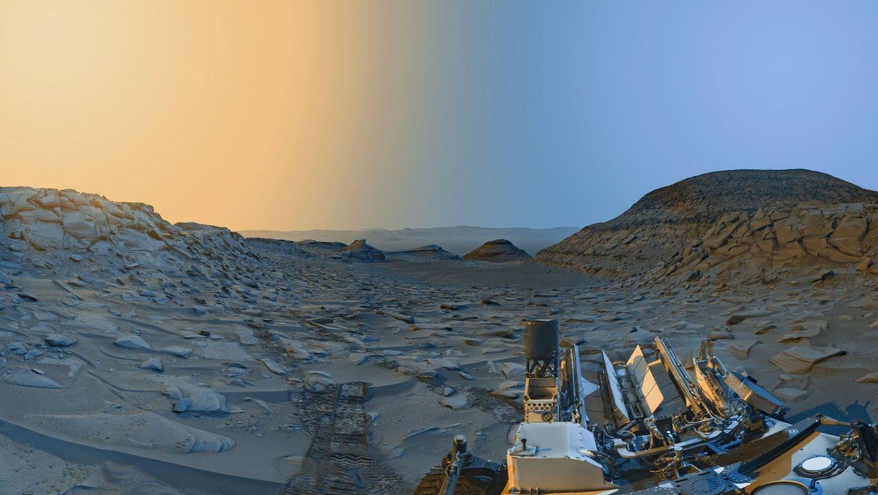 El rover Curiosity Mars de la NASA usó sus cámaras de navegación en blanco y negro para capturar panoramas de Marte.