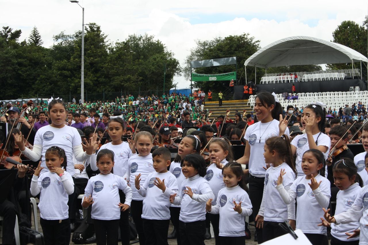 Los niños además de interpretar sus instrumentos, cantaron con sus voces y en lengua de señas.